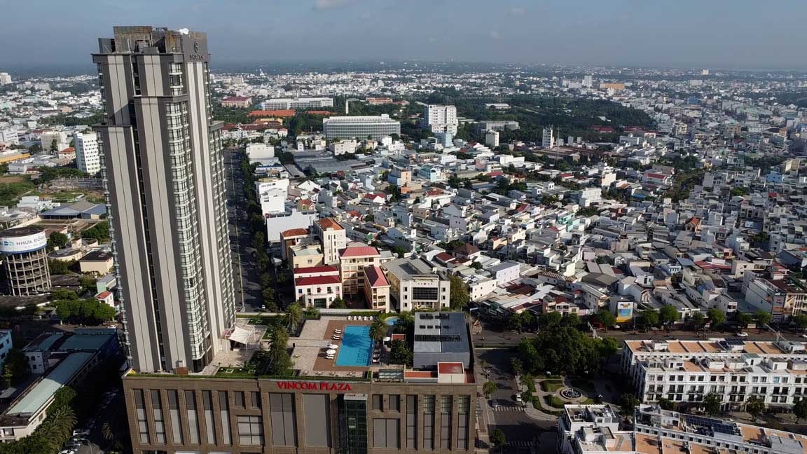 Investors are considering withdrawing bank deposits to buy houses and apartments for rent. Photo: Phong Linh