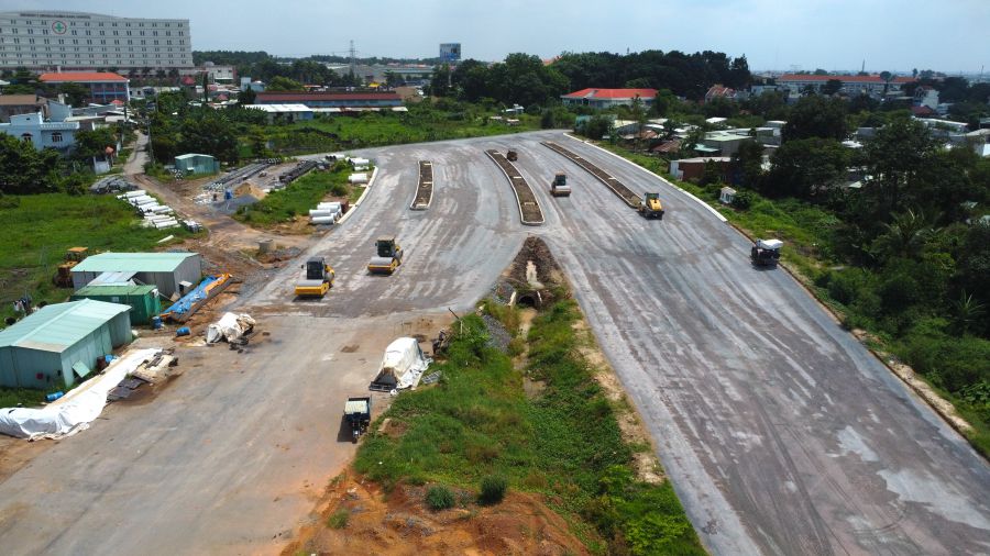 Thi công dự án Hương lộ 2 chậm tiến độ. Ảnh: Hà Anh Chiến