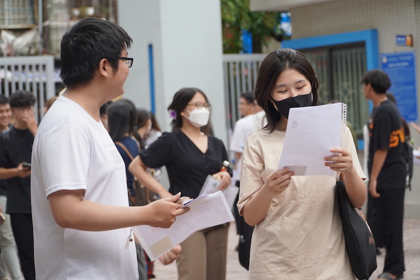 The university benchmark scores of many majors and schools according to high school graduation exam scores are sky-high. Candidates who score 9.5 points/subject still fail. Photo: Van Trang