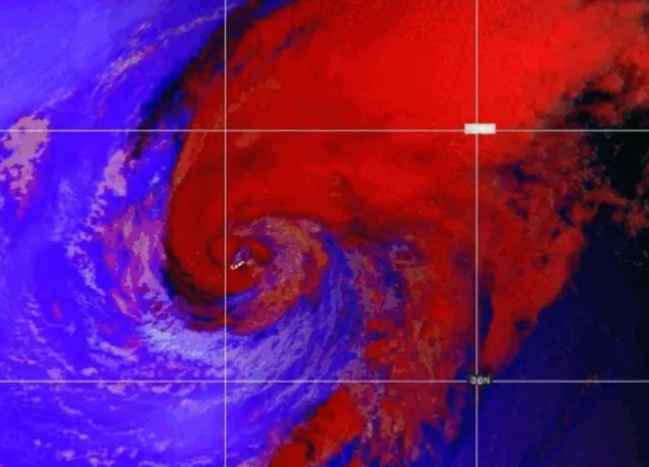 Ảnh vệ tinh bão Ernesto đang tiến gần đến Bermuda ngày 17.8.2024. Ảnh: NOAA