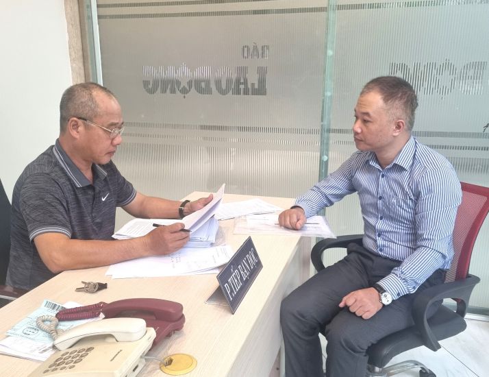 Ông Phạm Tấn Khoa (bên phải) trình bày việc bị Tổng Công ty Tư vấn Thiết kế Dầu khí - Công ty cổ phần nợ lương, BHXH từ nhiều năm qua. Ảnh: Đức Long