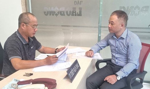 Ông Phạm Tấn Khoa (bên phải) trình bày việc bị Tổng Công ty Tư vấn Thiết kế Dầu khí - Công ty cổ phần nợ lương, BHXH từ nhiều năm qua. Ảnh: Đức Long