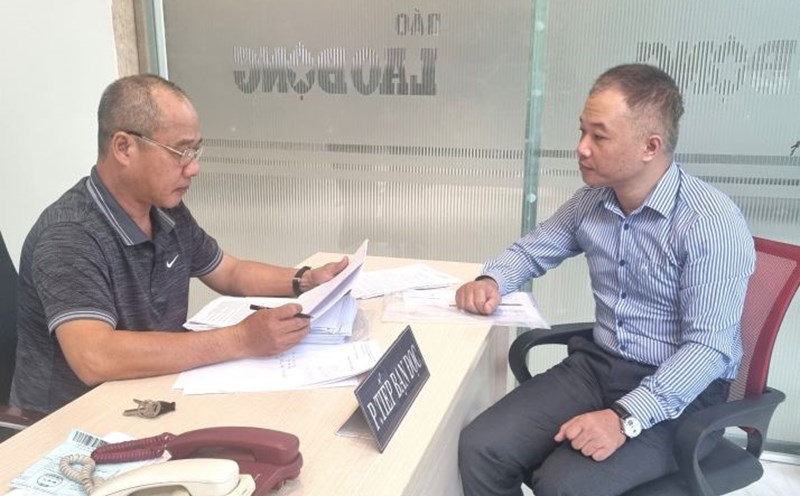 Ông Phạm Tấn Khoa (bên phải) trình bày việc bị Tổng Công ty Tư vấn Thiết kế Dầu khí - Công ty cổ phần nợ lương, BHXH từ nhiều năm qua. Ảnh: Đức Long