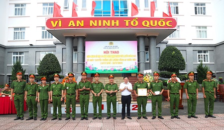 Khen thưởng lực lượng phá án lừa đảo qua mạng. Ảnh: Nguyễn Quân 