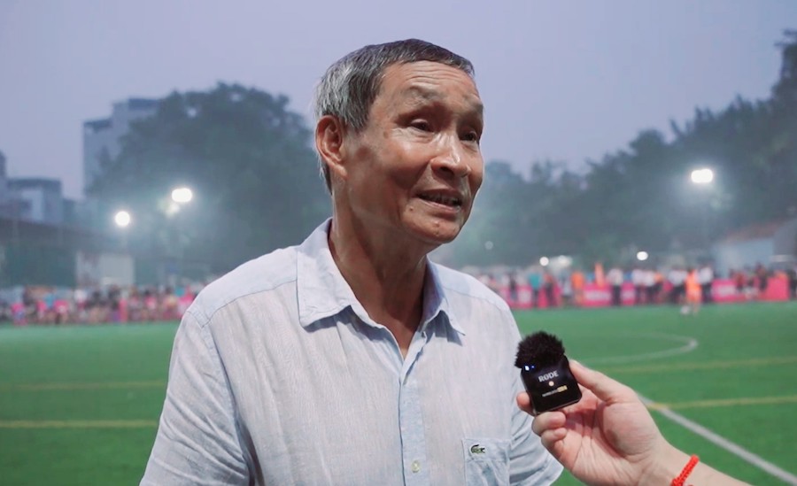 Huấn luyện viên Mai Đức Chung theo dõi trận đấu tại giải bóng đá nữ phong trào. Ảnh: Minh Hiếu