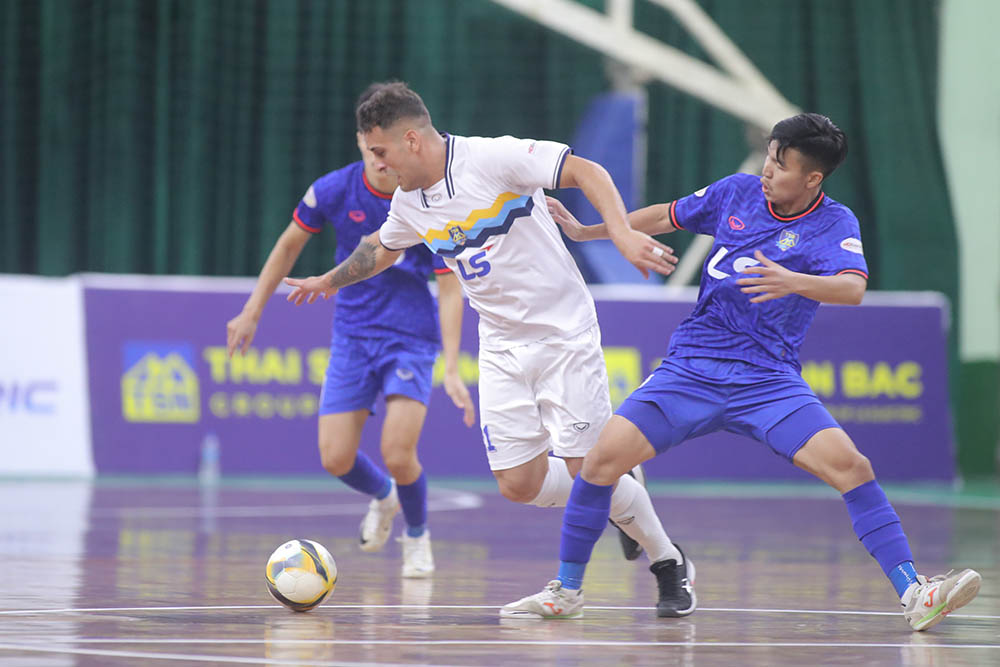 Thái Sơn Nam TPHCM (áo trắng) bị cầm hòa ở trận ra quân giải futsal TPHCM mở rộng 2024. Ảnh: HFF