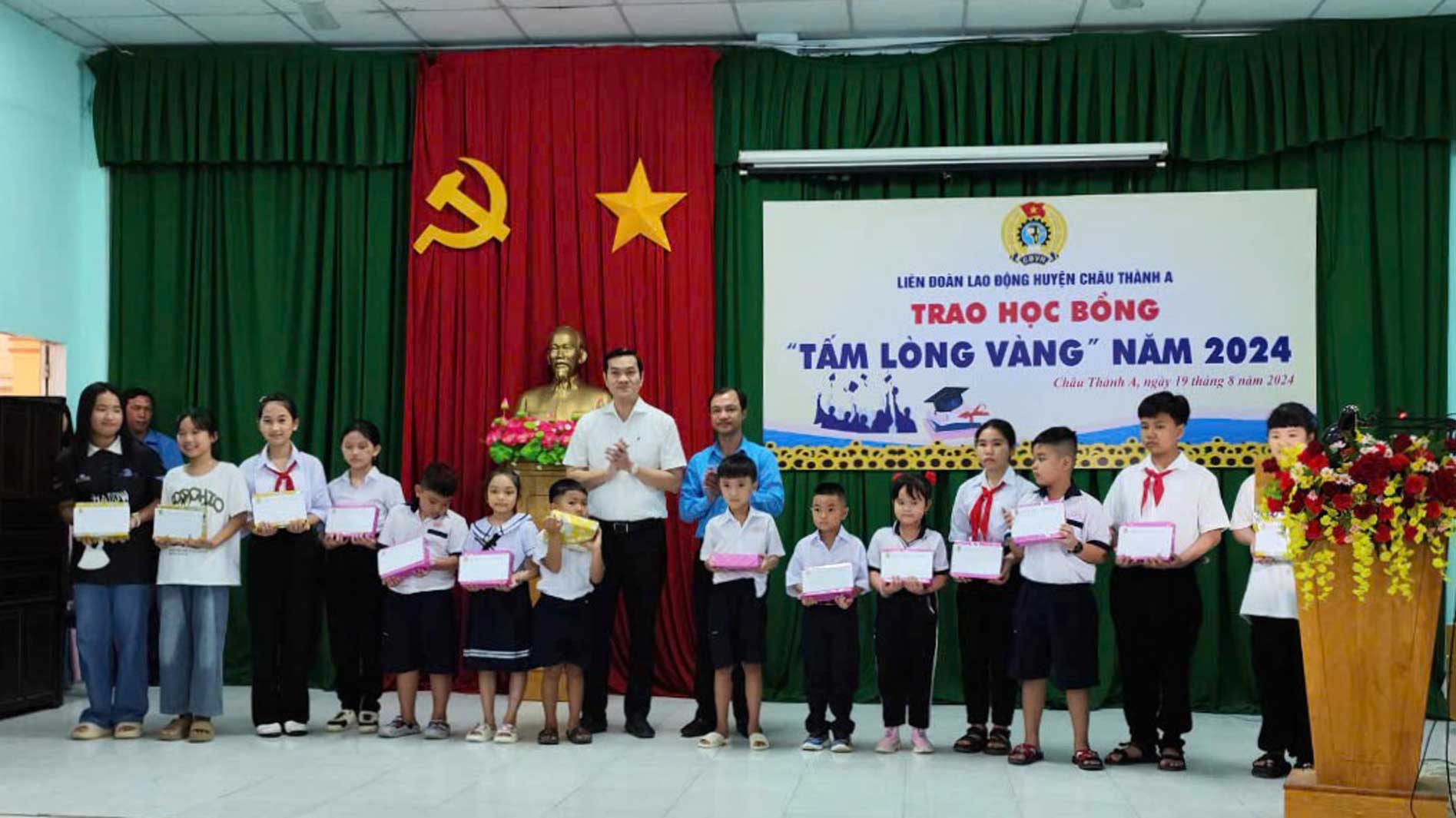 Các em học sinh vượt khó, học tốt tại huyện Châu Thành A( tỉnh Hậu Giang) được nhận học bổng. Ảnh: đơn vị cung cấp