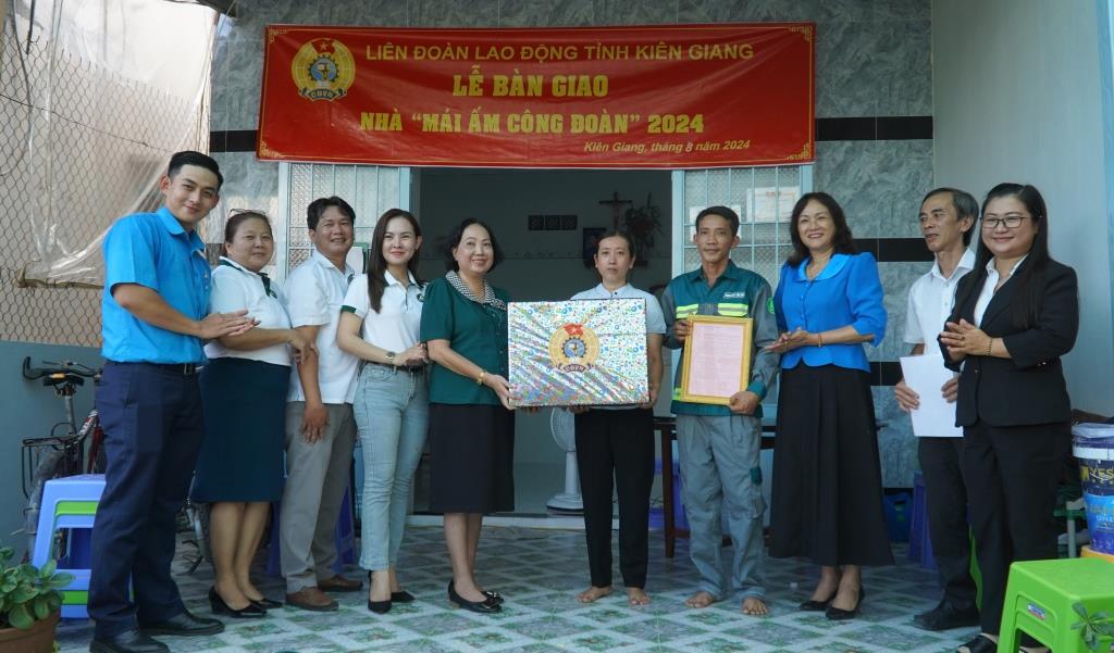 Handing over the Trade Union Shelter house to union member Nguyen Tri Duc. Photo: Xuan Nhi