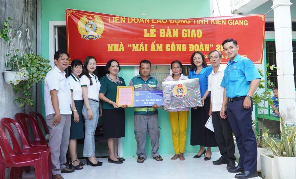 Bàn giao nhà Mái ấm Công đoàn cho đoàn viên Nguyễn Hùng Lĩnh. Ảnh: Xuân Nhi