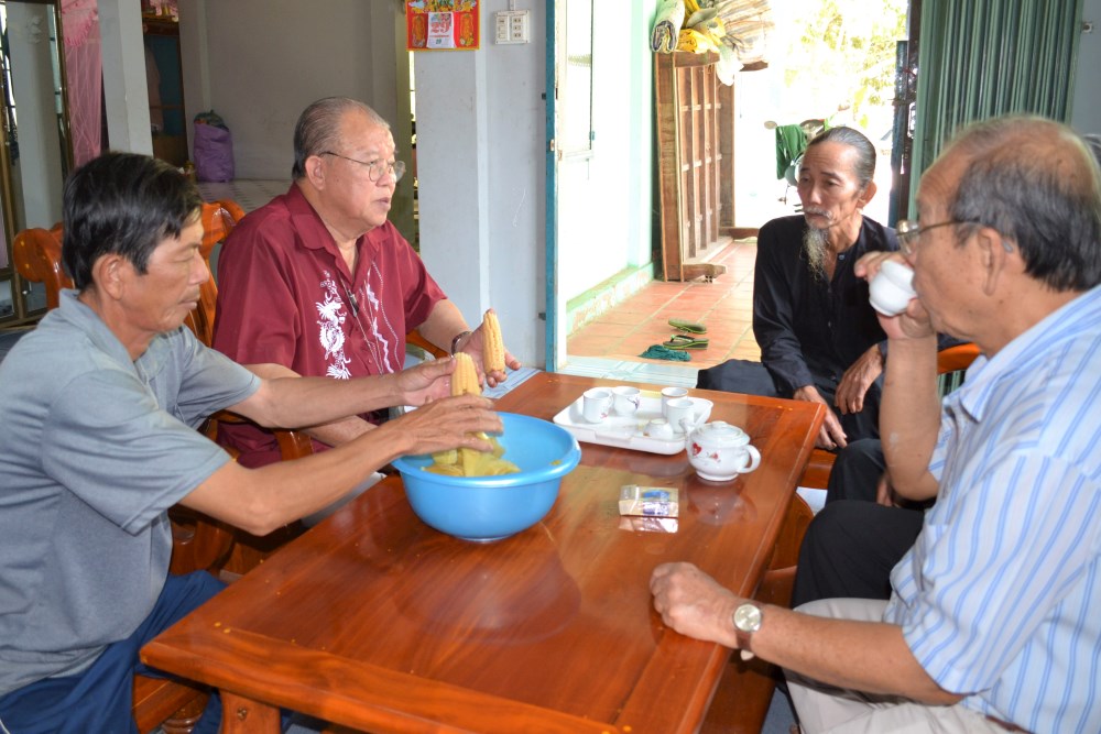 là nhà khoa học lớn, đi nhiều quốc gia, nhưng khi trở về Ba Chúc, GS xuân vui vẻ với món ăn bình dị quê nhà, như; bắp nấu....