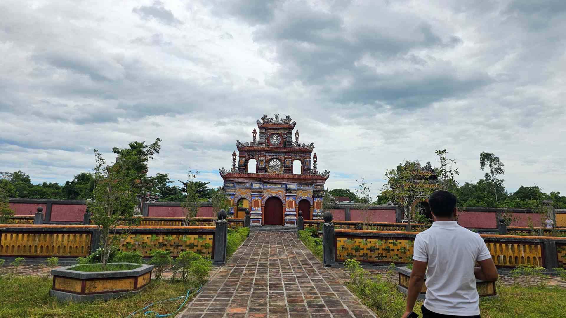 Du khách tham quan An Lăng.