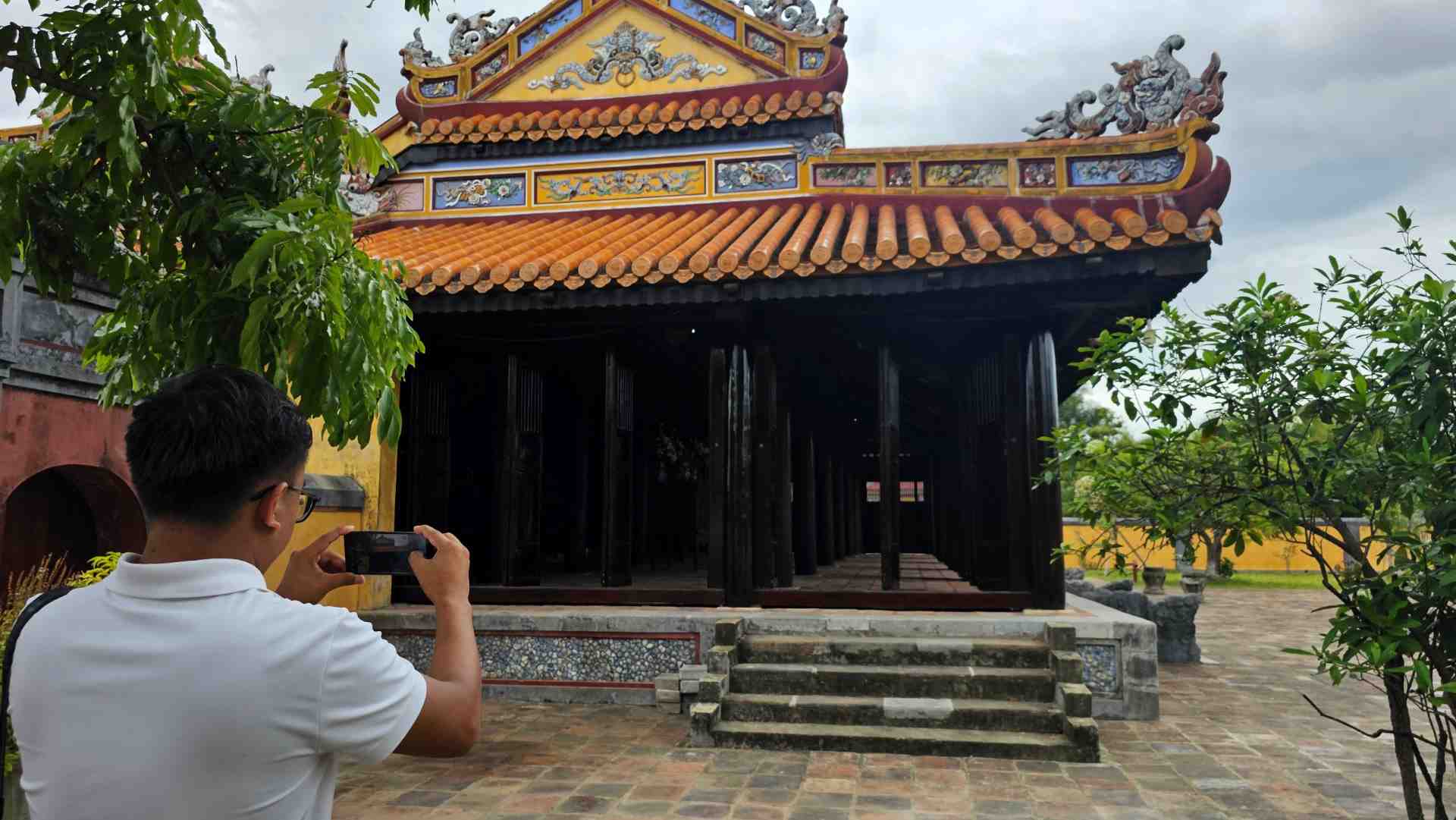 Anh Nguyễn Ngọc Do (đến từ Quảng Trị) góp ý: “Cá nhân tôi thấy di tích này trùng tu khá đẹp. Tuy nhiên, phía quản lý di tích cần bổ sung thêm một số thứ như hệ thống thuyết minh song ngữ, bảng chỉ dẫn hướng đi,... để thuận tiện hơn cho việc tham quan,  tìm hiểu di tích đặc biệt đối với du khách nước ngoài“.