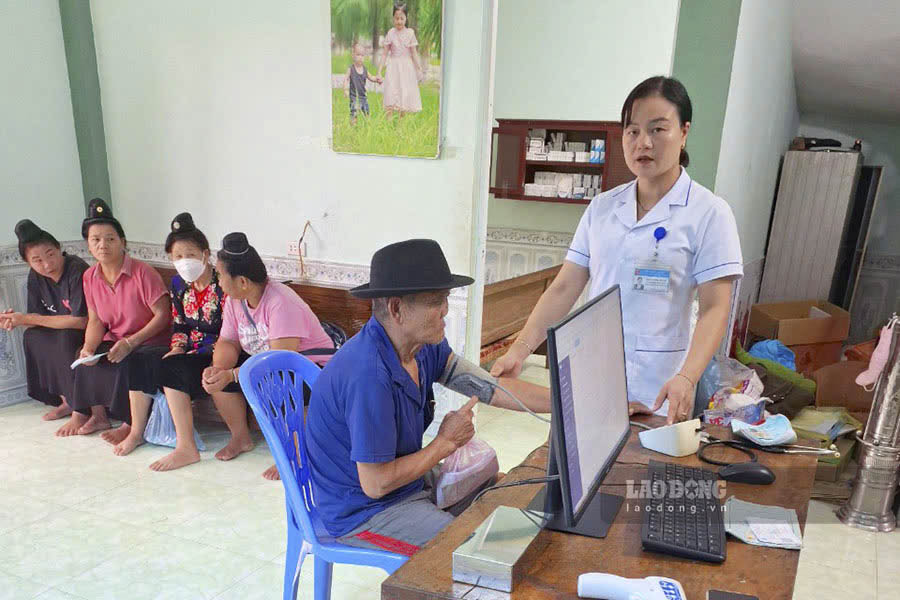 Ngày 1.8, đã có hàng chục người dân đến khám ngay sau khi trạm y tế lưu động đi vào hoạt động.