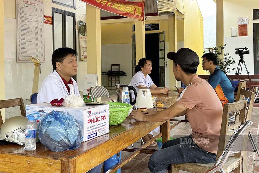 In addition to medical examination and treatment, medical staff at the mobile station also distribute medicine and propaganda to help people prevent diseases.