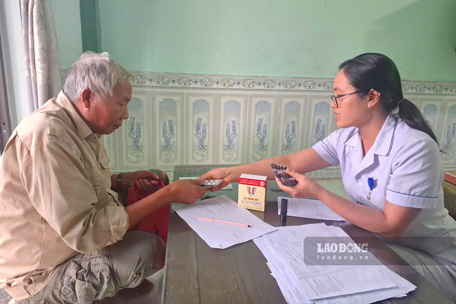 Trạm y tế lưu động tại bản Mường Pồn 1, xã Mường Pồn, huyện Điện Biên, tỉnh Điện Biên được thành lập để chăm sóc sức khỏe cho người dân sau lũ quét. Ảnh: Thanh Bình