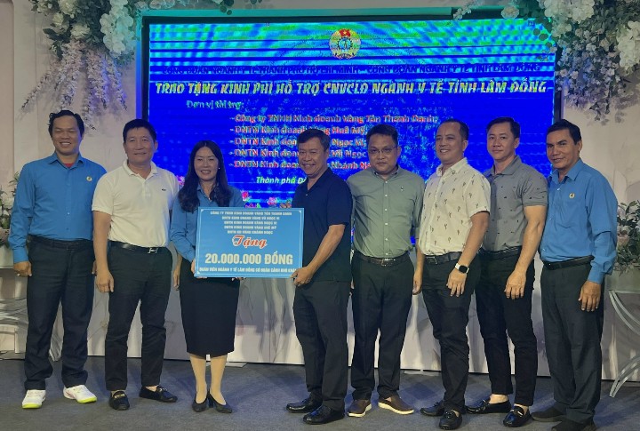 Công đoàn ngành Y tế TP Hồ Chí Minh và các nhà tài trợ vừa trao tặng 20 triệu đồng cho đoàn viên, người lao động ngành Y tế tỉnh Lâm Đồng. Ảnh: NGỌC MAI