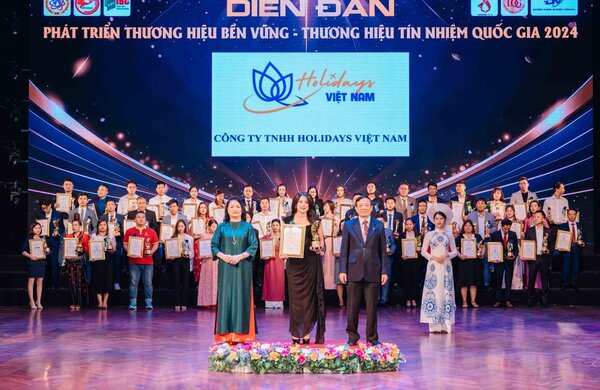 Đại diện Holidays Việt Nam nhận cúp, chứng nhận Top 10 Thương hiệu phát triển bền vững quốc gia năm 2024. Ảnh: Holidays Việt Nam  