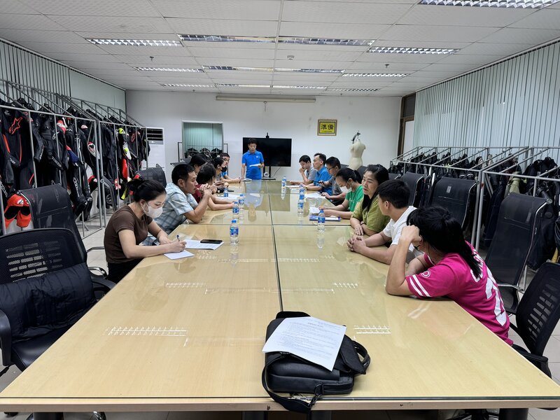 Buổi làm việc của công đoàn cùng các cơ quan chức năng liên quan tại công ty sáng 2.8 để giải quyết vụ ngừng việc liên quan đến tăng lương cơ bản. Ảnh: NVCC