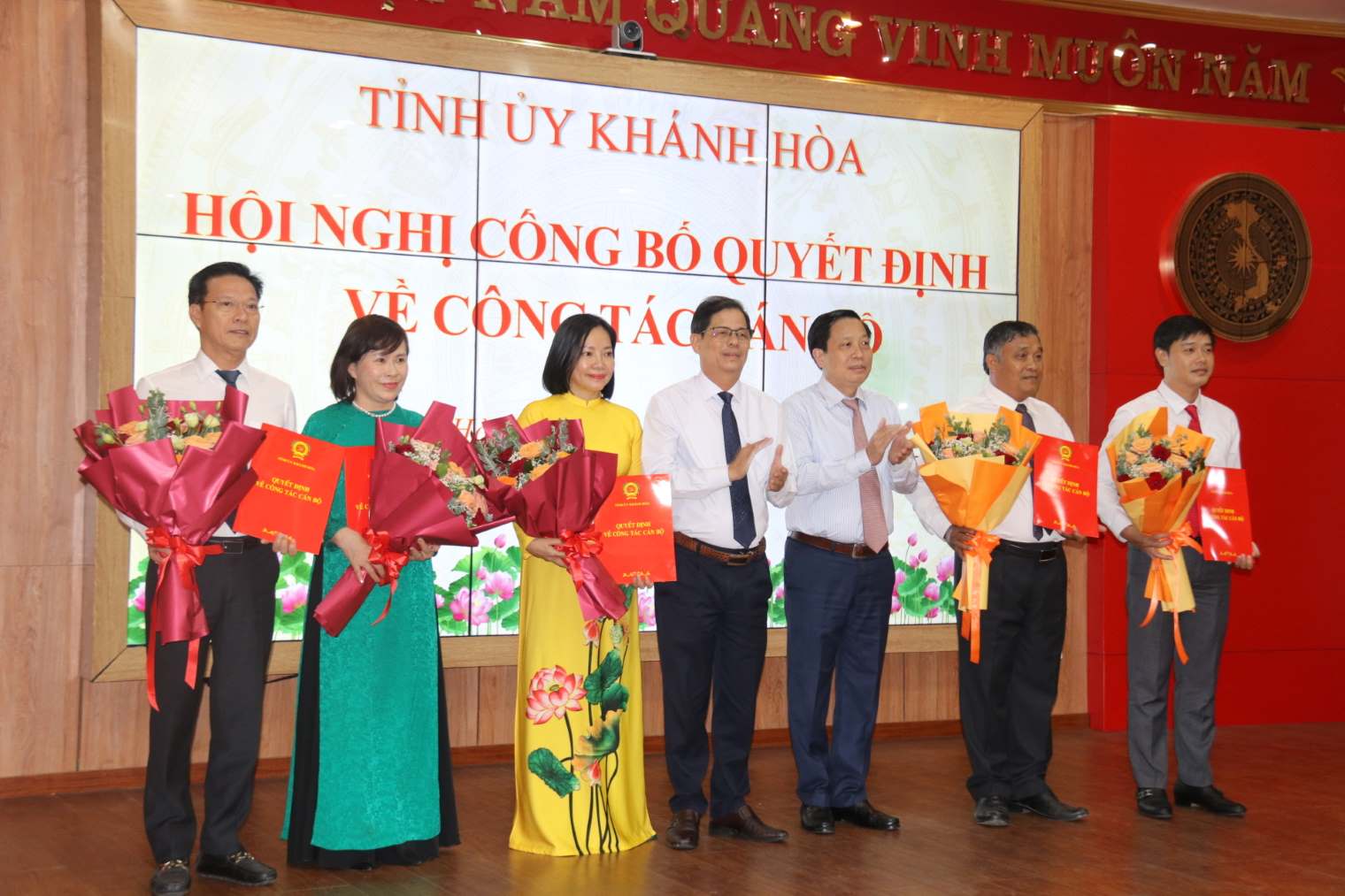 Mr. Phan Thanh Liem (standing first from left) was transferred to Khanh Hoa Provincial Labor Confederation by Khanh Hoa Provincial Party Committee. Photo: Phuong Linh