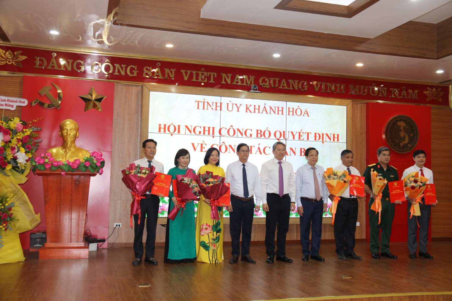 Mr. Nguyen Hai Ninh - Secretary of Khanh Hoa Provincial Party Committee congratulated the 6 officers mobilized and rotated on this occasion. Photo: Phuong Linh