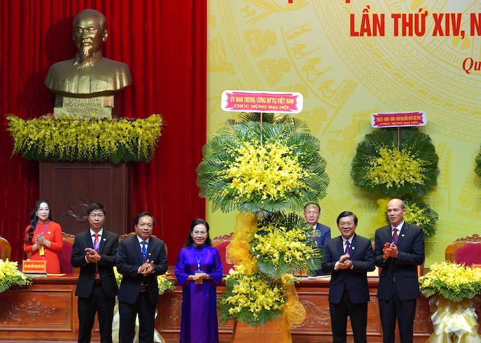 The Vietnam Fatherland Front Central Committee presented flowers to congratulate the congress. Photo: Cong Sang