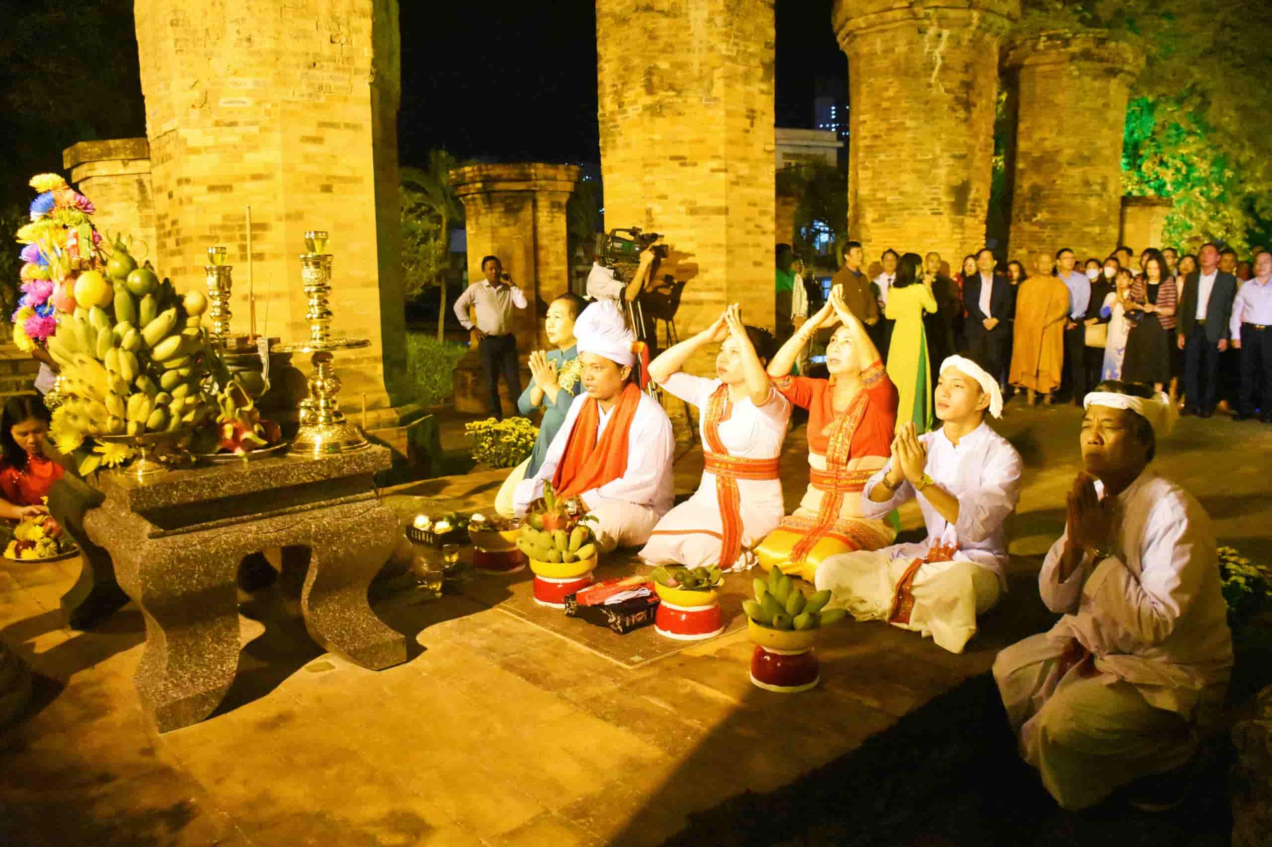 Chương trình nghệ thuật sân khấu bán thực cảnh giới thiệu văn hóa Champa tại Tháp Bà Ponagar. Ảnh: Hữu Long