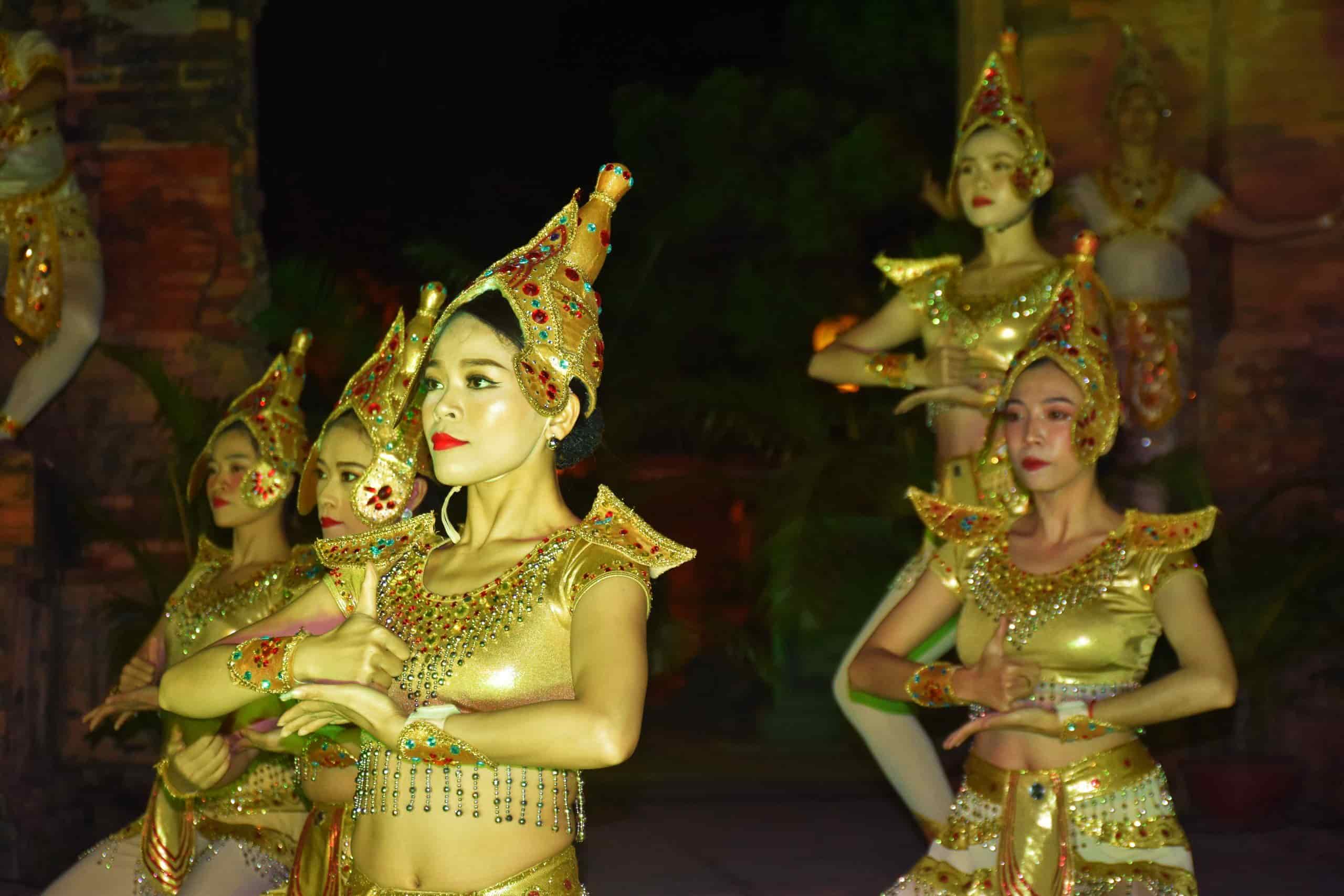 Apsara dance performance within the framework of a semi-realistic theater art program introducing Champa culture. Photo: Huu Long