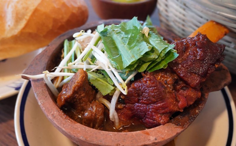 Hình ảnh món ăn ở quán Bò Kho Gánh được Michelin trao giải. Ảnh: La Huế