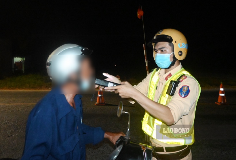 Cả ôtô và xe máy đều được đề xuất giảm xử phạt vi phạm nồng độ cồn. Ảnh: V.Quang