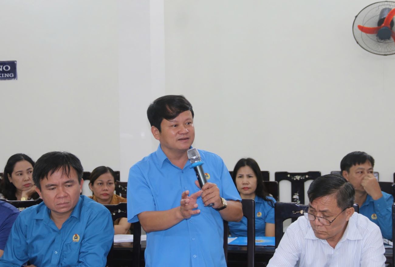 Mr. Ngo The Anh - Chairman of the Trade Union of Nghi Son Economic Zone and Thanh Hoa Province Industrial Parks spoke at the conference. Photo: XH