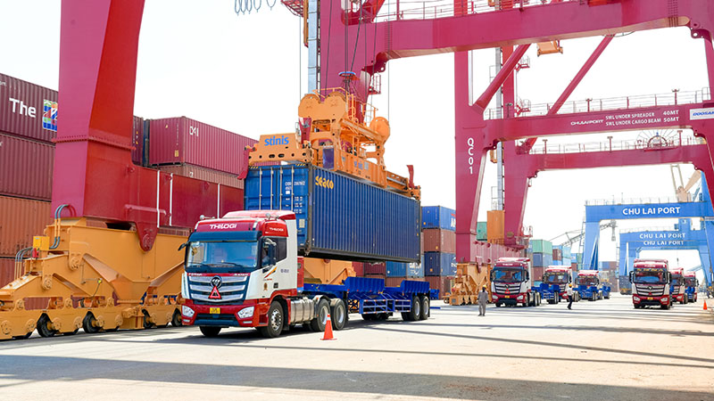 Chu Lai Port invests in modern equipment, improving cargo handling capacity. Thanh Thao's photo