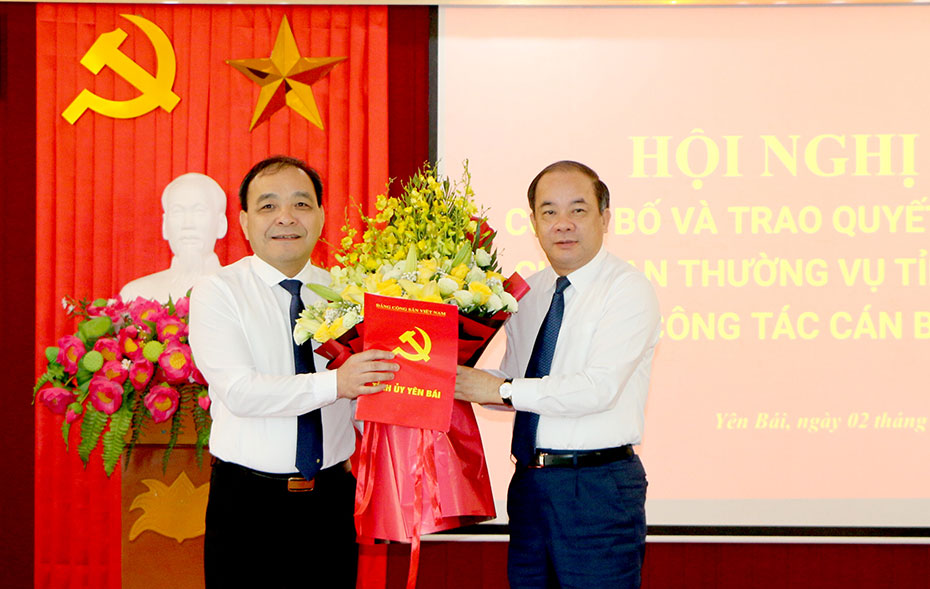 Ông Tạ Văn Long - Phó Bí thư Thường trực Tỉnh ủy, Chủ tịch HĐND tỉnh trao Quyết định của Ban Thường vụ Tỉnh ủy và tặng hoa chúc mừng tân Bí thư Đảng ủy Khối cơ quan và doanh nghiệp tỉnh. 