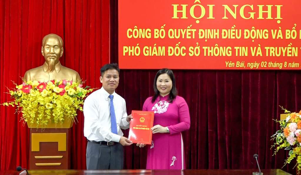 Bà Vũ Thị Hiền Hạnh - Phó Chủ tịch UBND tỉnh Yên Bái trao quyết định bổ nhiệm Phó Giám đốc Sở Thông tin và Truyền thông. Ảnh: Bảo Nguyên