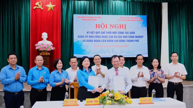 Đảng đoàn LĐLĐ thành phố và Đảng ủy Khu CNC&CKCN Đà Nẵng ký kết hợp tác. Ảnh: Phương Trà