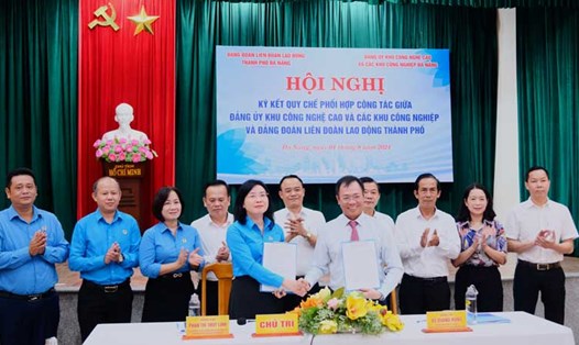 Đảng đoàn LĐLĐ thành phố và Đảng ủy Khu CNC&CKCN Đà Nẵng ký kết hợp tác. Ảnh: Phương Trà