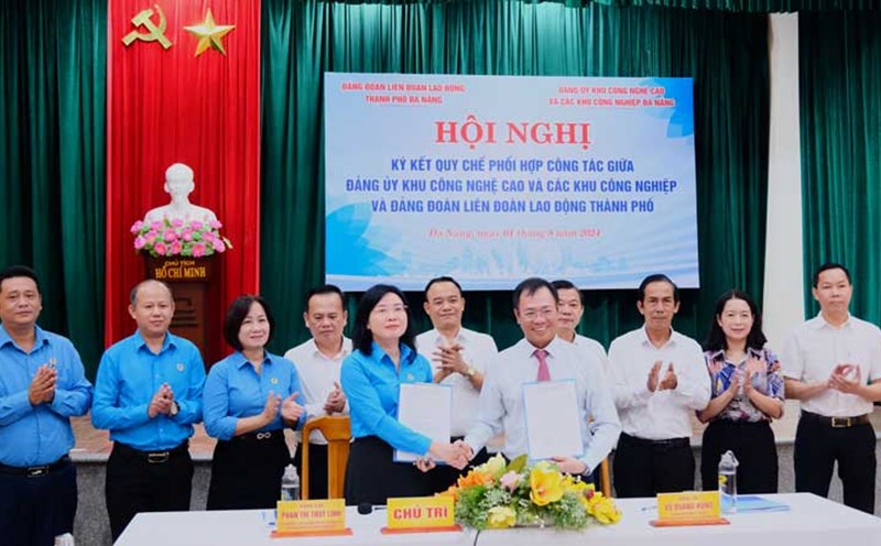 Đảng đoàn LĐLĐ thành phố và Đảng ủy Khu CNC&CKCN Đà Nẵng ký kết hợp tác. Ảnh: Phương Trà