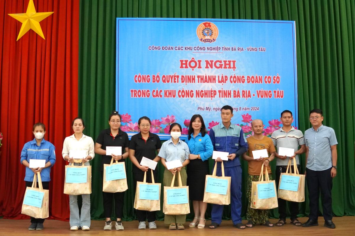 Giving gifts to support workers in difficult circumstances. Photo: Thanh An