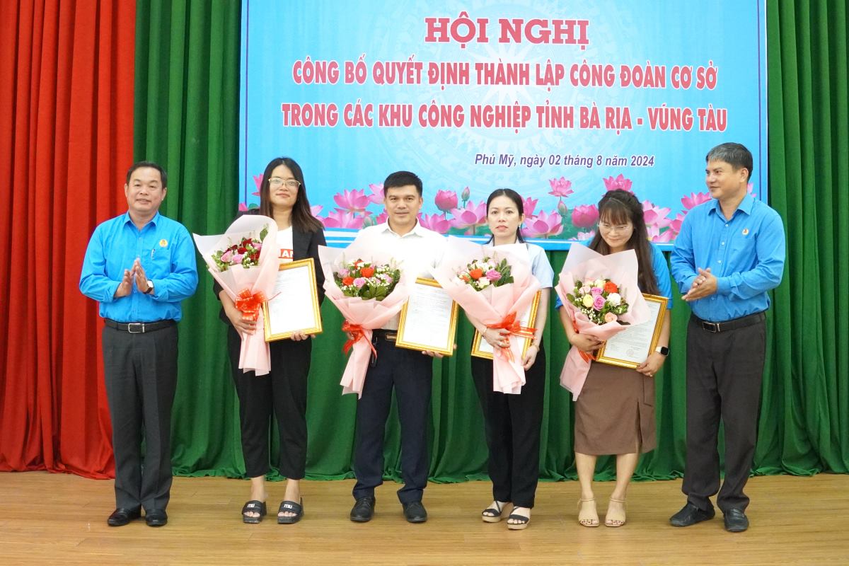 Trao quyết định và hoa chúc mừng đại diện 4 công đoàn cơ sở vừa thành lập. Ảnh: Thành An