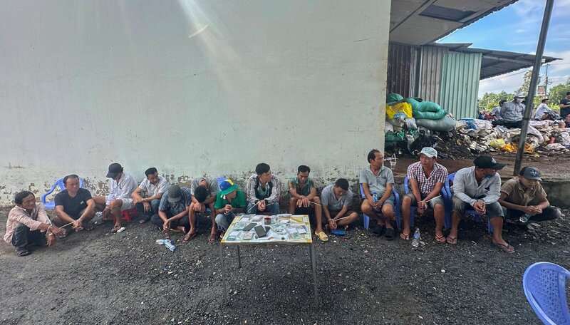 Công an bắt quả tang 14 đối tượng đánh bạc tại huyện Long Hồ, tỉnh Vĩnh Long. Ảnh: Công an cung cấp. 