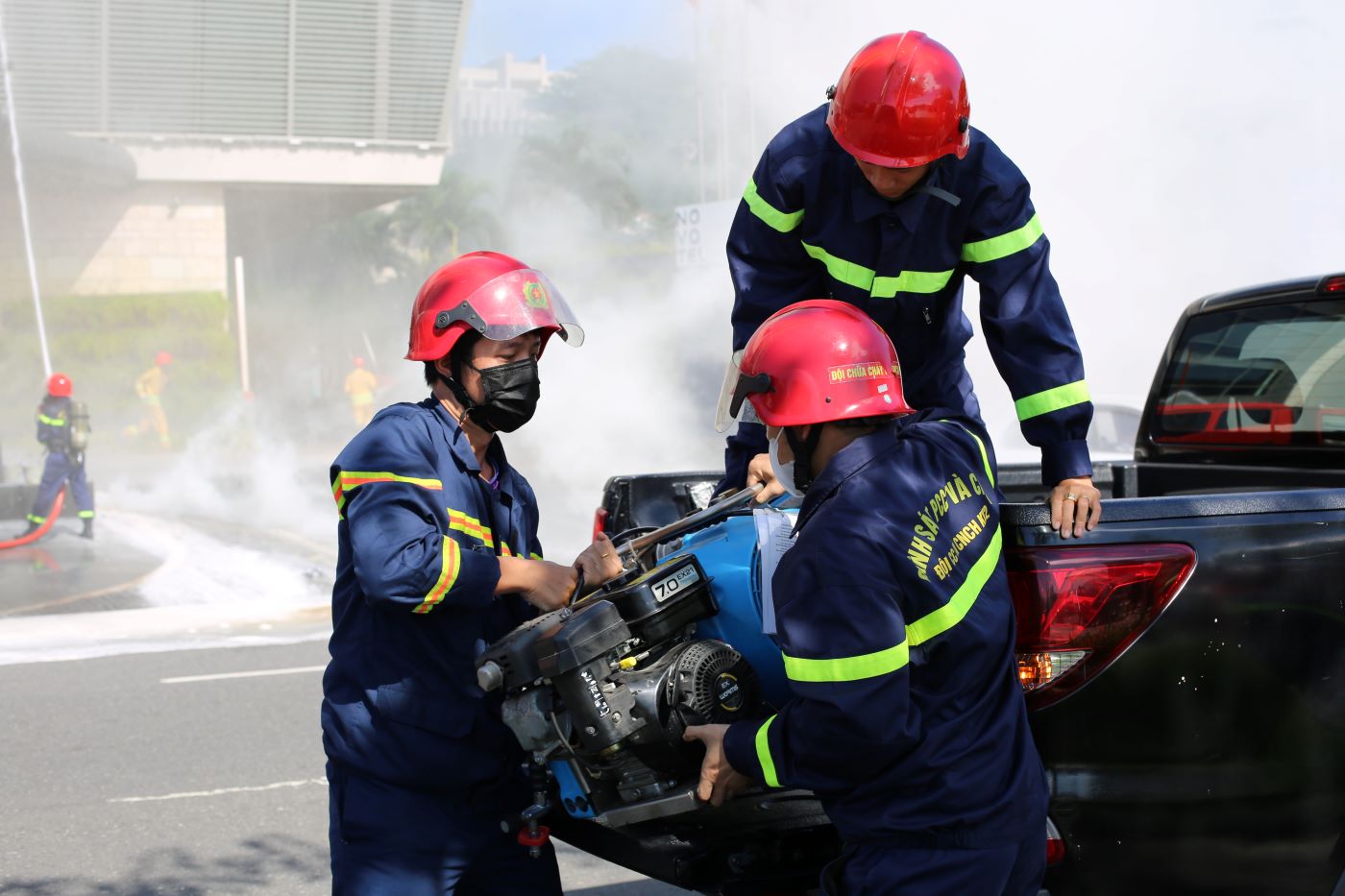 Các phương án dập tắt đám cháy được triển khai tại buổi thực tập. Ảnh: Văn Trực