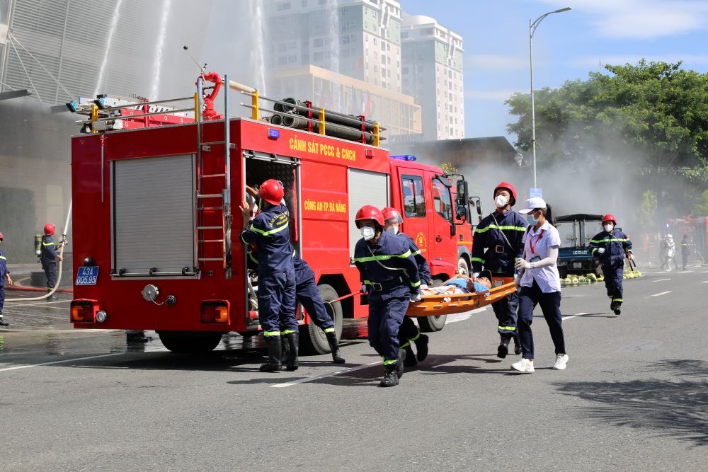 Người bị thương được đưa ra ngoài. Ảnh: Văn Trực