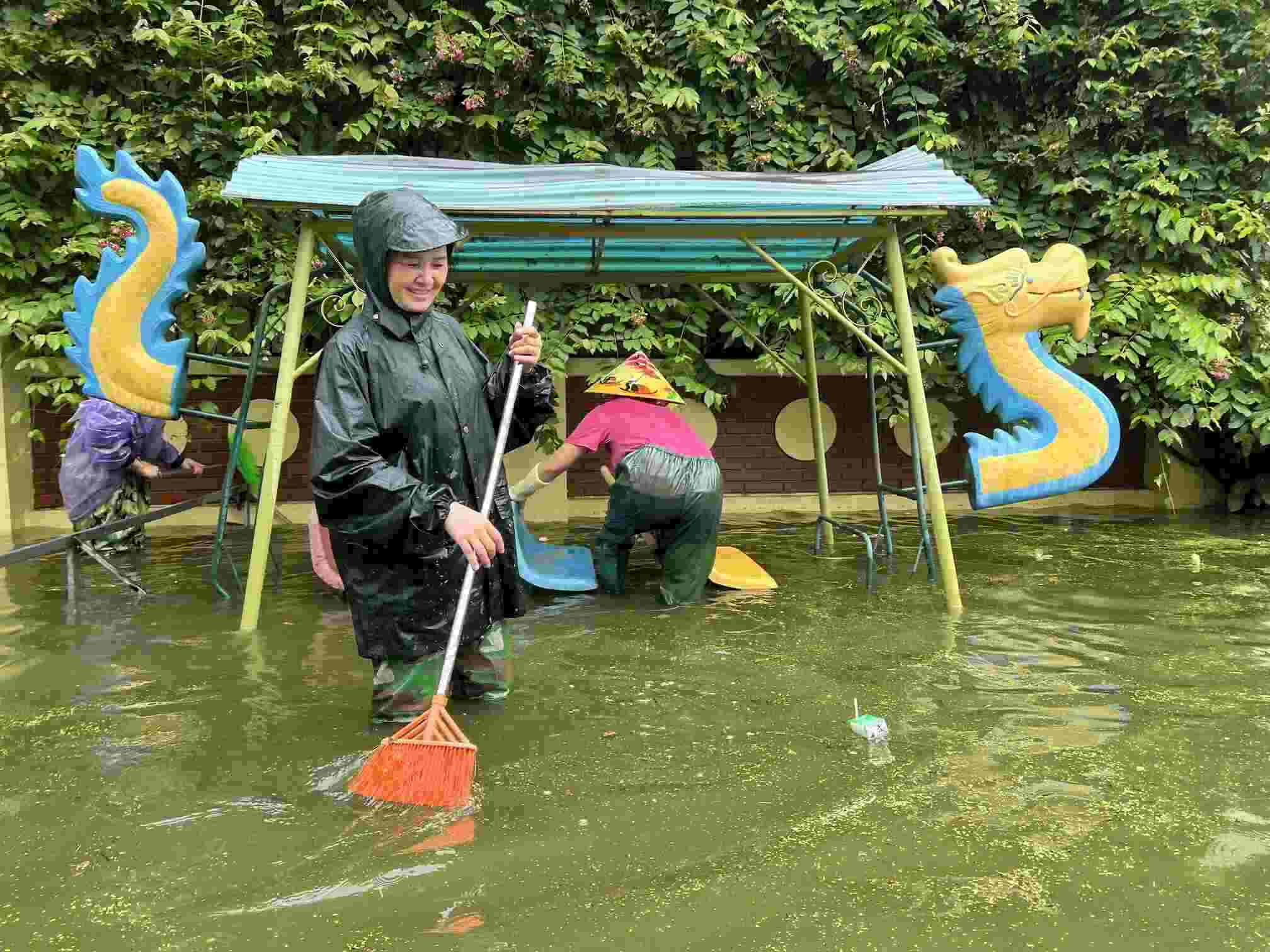 Staff and teachers of Nam Phuong Tien Kindergarten cleaned and drained the water to soon welcome students to school. Photo: Kieu Vu