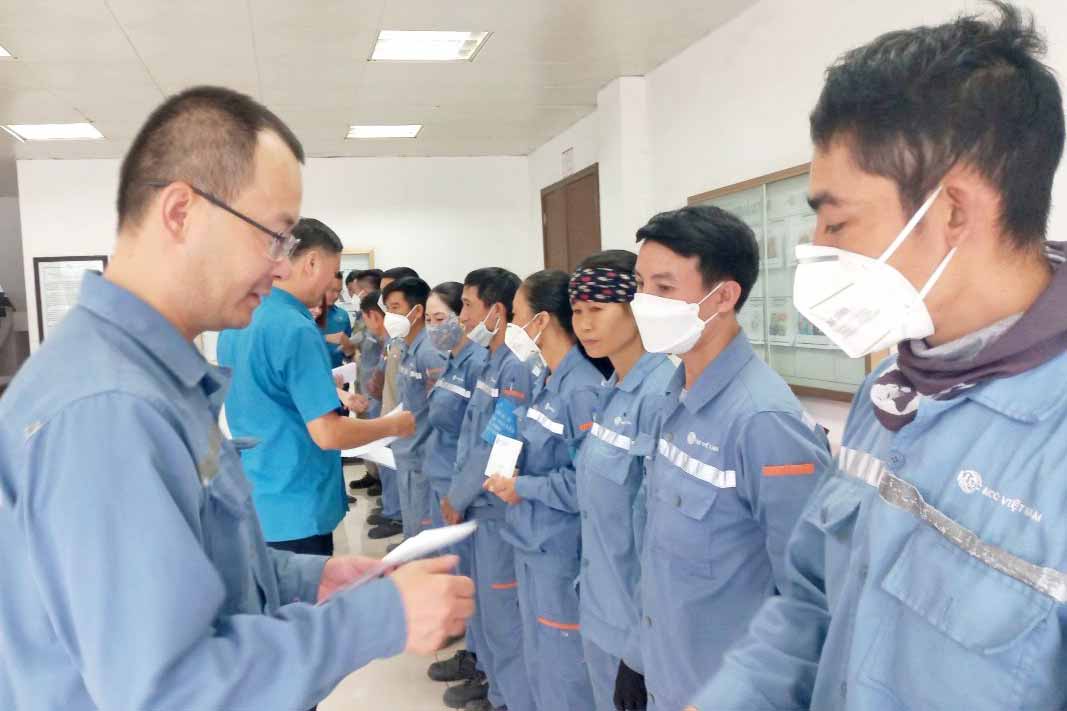 Give gifts to workers. Photo: Hoang Thanh.