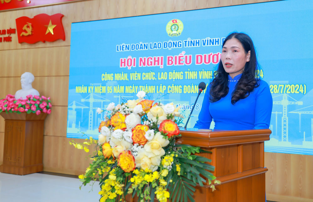 Ms. Trinh Thi Thoa, Chairwoman of the Confederation of Labor of Vinh Phuc province reported on union activities.