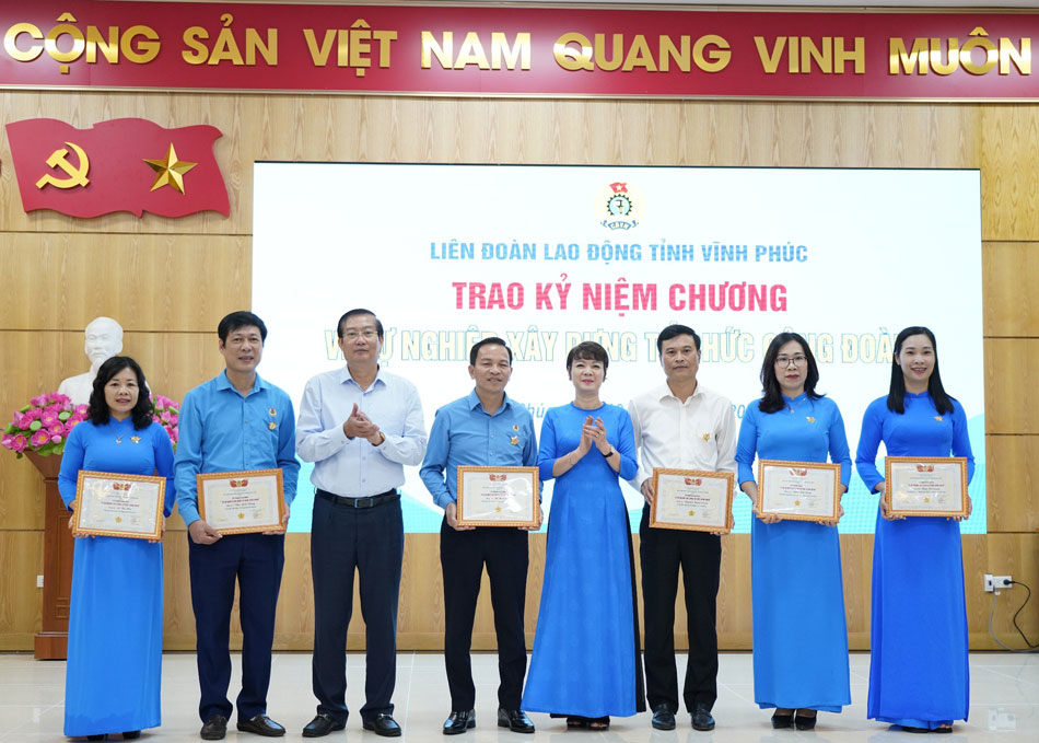 On this occasion, the Vietnam General Confederation of Labor awarded the Medal "For the cause of building the Trade Union" to 6 Trade Union officials who made many contributions to building the Trade Union.