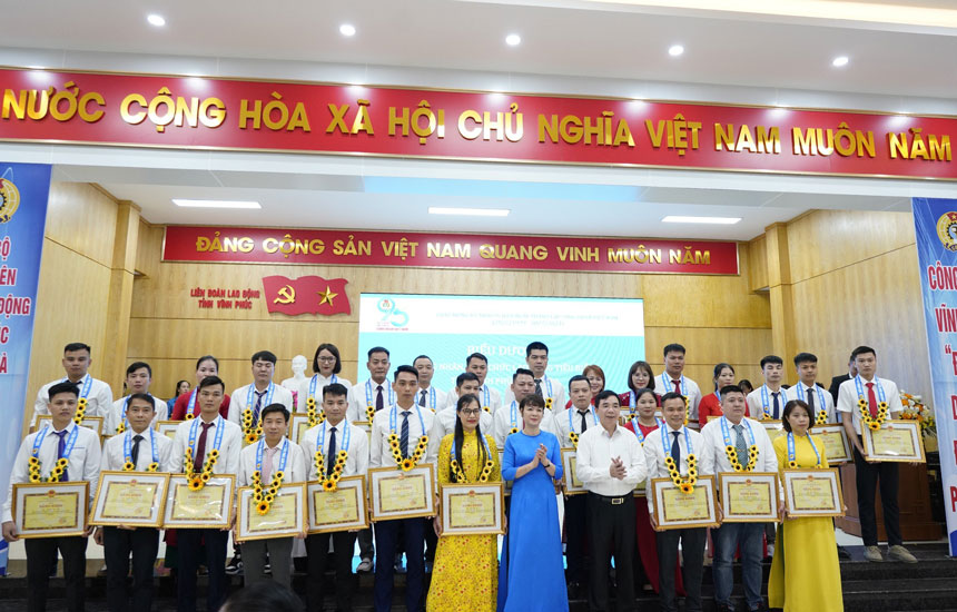 Standing member of the Provincial Party Committee's Standing Committee, Head of the Provincial Party Committee's Propaganda Department Bui Huy Vinh and Head of the Labor Relations Department (Vietnam General Confederation of Labor) Tran Thi Thanh Ha awarded Certificates of Merit from the Provincial People's Committee to workers and employees. officials and workers with outstanding achievements in the movement to emulate good workers and creative workers in 2023. Photo: Lam Nguyen