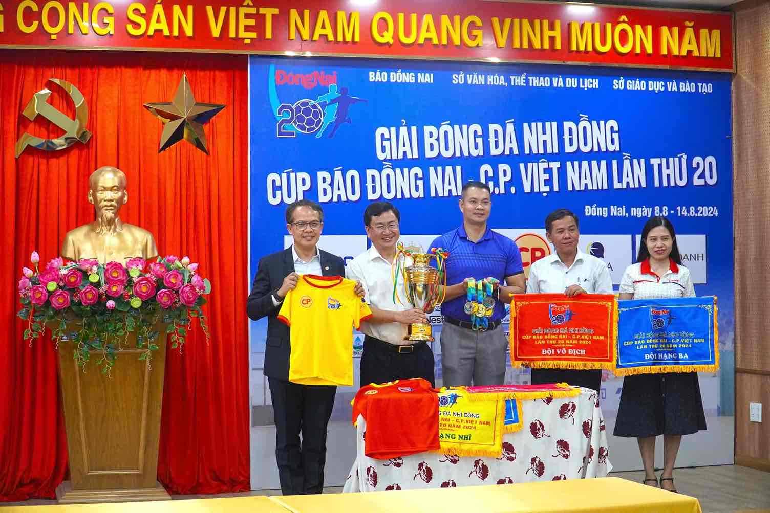 Ban tổ chức giới thiệu áo đấu, cờ, cúp tại giải bóng đá Nhi đồng Cúp Báo Đồng Nai - C.P Việt Nam lần 20. Ảnh: HAC