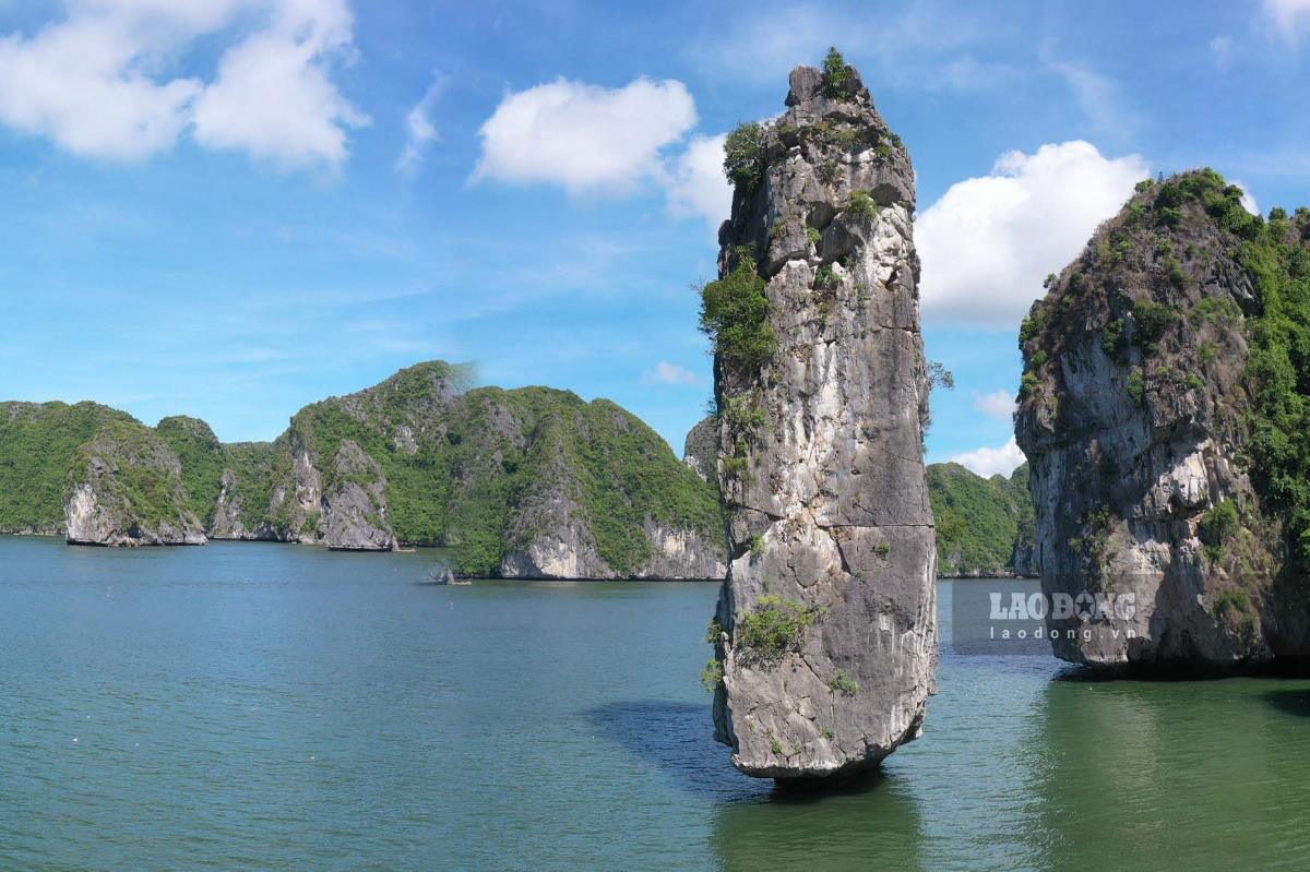 Núi đá đẹp kì vĩ giữa Di sản thiên nhiên thế giới vịnh Hạ Long - quần đảo Cát Bà. Ảnh: Đỗ Giang