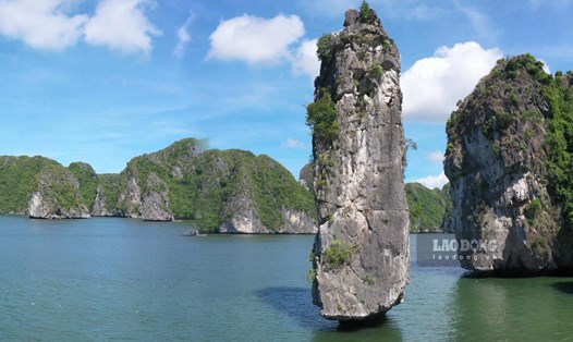 Núi đá đẹp kì vĩ giữa Di sản thiên nhiên thế giới vịnh Hạ Long - quần đảo Cát Bà. Ảnh: Đỗ Giang