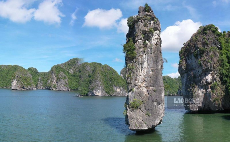 Núi đá đẹp kì vĩ giữa Di sản thiên nhiên thế giới vịnh Hạ Long - quần đảo Cát Bà. Ảnh: Đỗ Giang